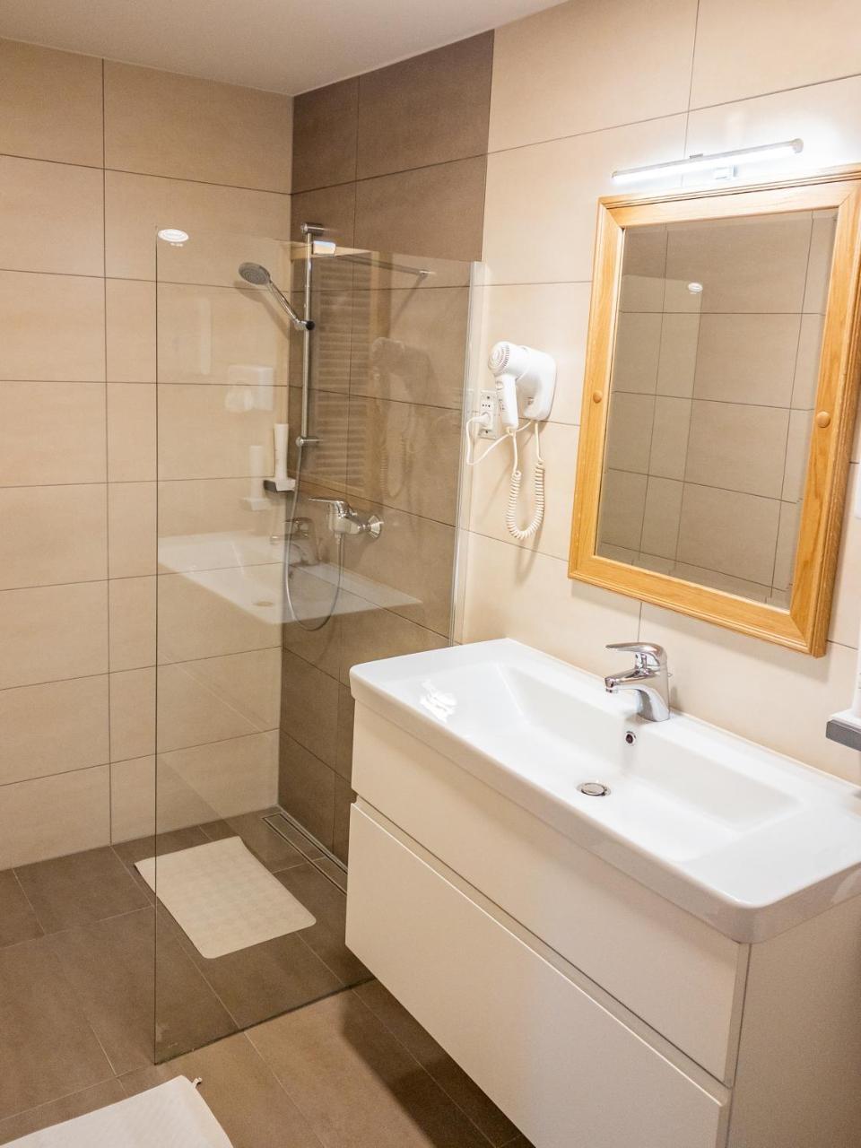 קמניק Guest House Pri Cesarju מראה חיצוני תמונה